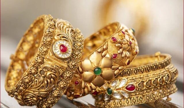 The price of gold increased in global and local markets