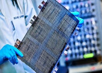 The world's strongest battery made of carbon fiber