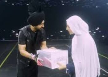 Pakistan and India have the same love; Diljit Dosanjh presents a gift to a Pakistani fan