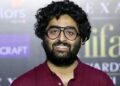 Abused by security personnel, Arijit Singh apologizes to female fan