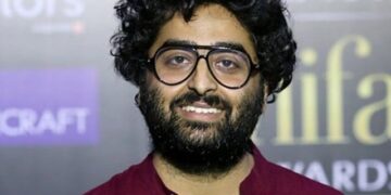 Abused by security personnel, Arijit Singh apologizes to female fan