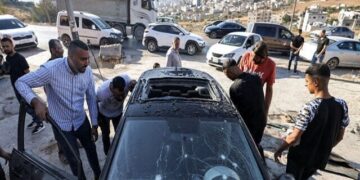 Israeli army bombed a vehicle; 5 Palestinians martyred and 4 injured