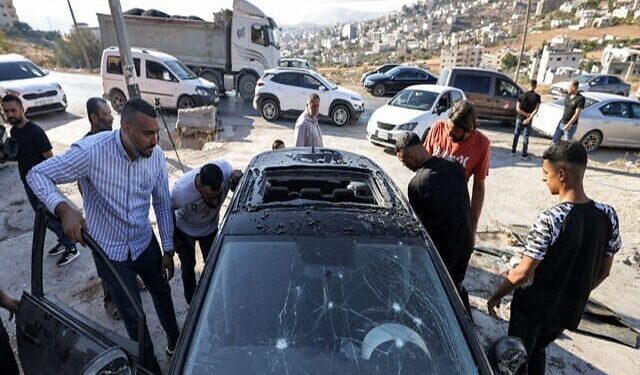 Israeli army bombed a vehicle; 5 Palestinians martyred and 4 injured