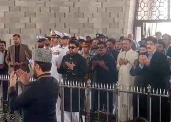 Attendance of the Governor and Chief Minister of Sindh at the salute of armed forces troops at Mazar-e-Quaid