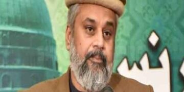Police entered the Parliament House, arrested several PTI leaders including Sahibzada Hamid Raza