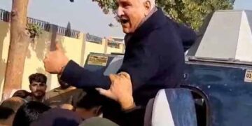 Shah Mehmood's hugs from the judge of the May 9 case who left the charge