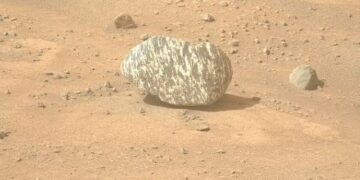 Zebra-striped rock discovered on Mars
