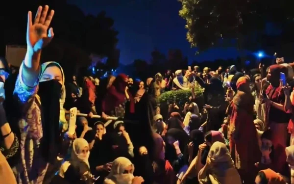 Islamabad; International Islamic University student protest over increase in hostel fee