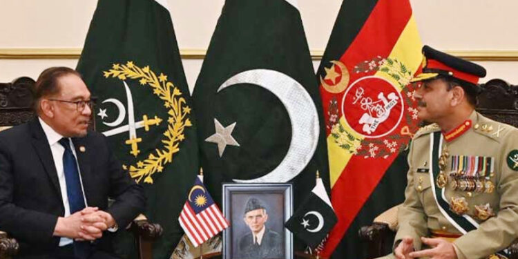 Army Chief meets Malaysian Prime Minister, discusses bilateral relations and matters of mutual interest