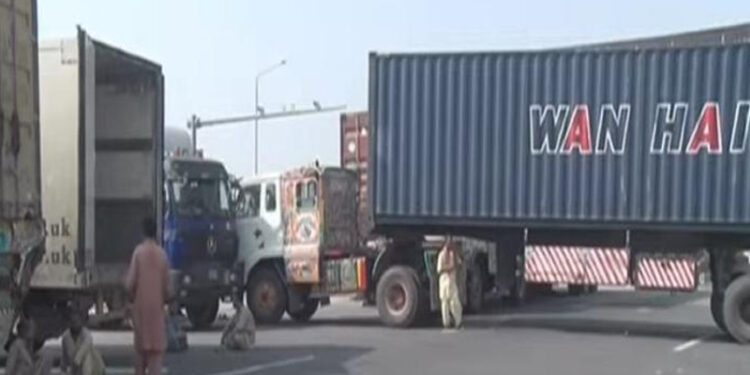 PTI's possible protest, the entry and exit routes of Lahore were closed by placing containers