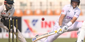 Rawalpindi Test, half of the England team returned to the pavilion, batting continues