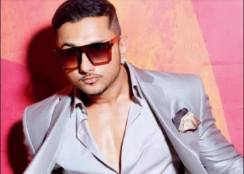 Indian rapper Honey Singh won the hearts of fans by crediting a Pakistani singer