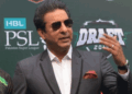 Fan abuses Wasim Akram during Perth Test