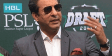 Fan abuses Wasim Akram during Perth Test