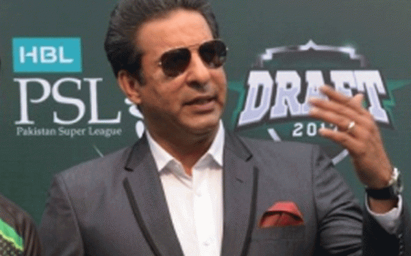 Fan abuses Wasim Akram during Perth Test