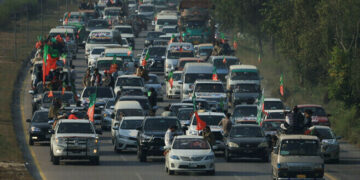 PTI convoy from Peshawar to Islamabad, reaches near Burhan