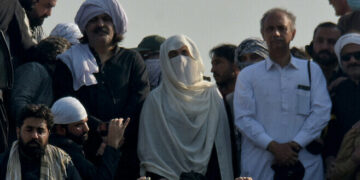 Bushra Bibi, Gandapur and Omar Ayub reach Mansehra, Attock Bridge closed again to arrest PTI workers
