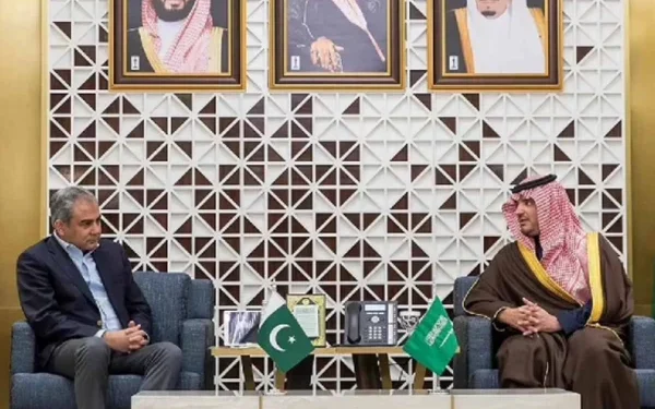 Interior Minister meets Saudi counterpart in Riyadh, discusses security cooperation