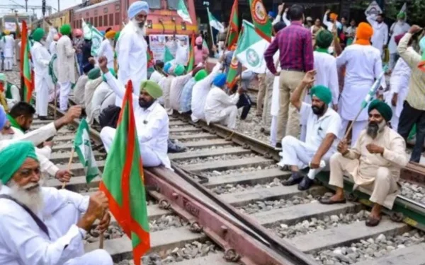 Farmers' strong resistance against Modi, rail blockade protest at 74 places