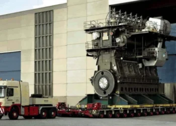 The world's largest engine consumes 250 tons of fuel per day