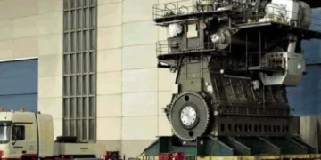 The world's largest engine consumes 250 tons of fuel per day