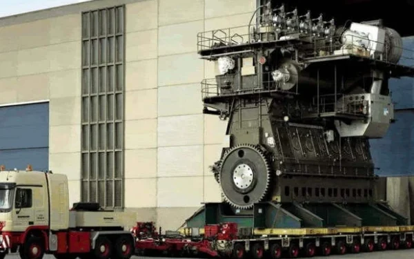 The world's largest engine consumes 250 tons of fuel per day