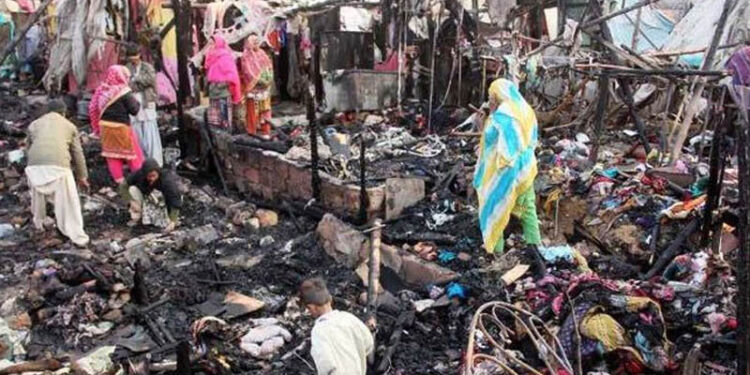 Karachi, 35 shanties and belongings burnt to ashes in fire