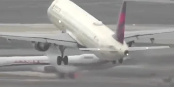 Timely intervention of air traffic control, two passenger planes narrowly avoided collision