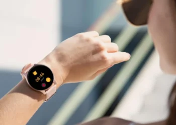 How can a smartwatch help people quit smoking?