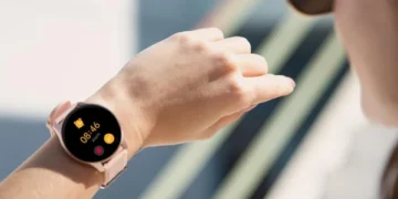 How can a smartwatch help people quit smoking?