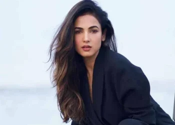 A Bollywood film that even 30 'romantic scenes' couldn't save from flop?