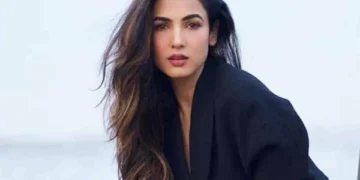 A Bollywood film that even 30 'romantic scenes' couldn't save from flop?