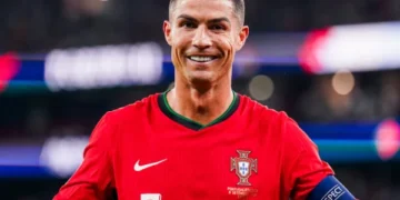 How much does Cristiano Ronaldo, the highest-paid player, earn per week?