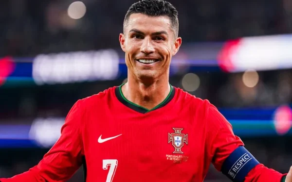 How much does Cristiano Ronaldo, the highest-paid player, earn per week?