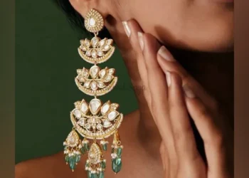 Disadvantages of wearing heavy earrings