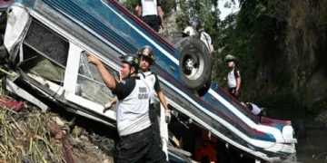 Guatemala, bus full of passengers falls off bridge, 50 people killed