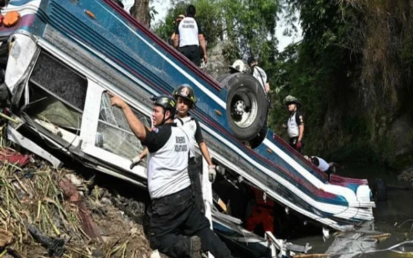 Guatemala, bus full of passengers falls off bridge, 50 people killed