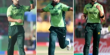 How many runs did Pakistani bowlers concede in the last 10 overs against New Zealand?