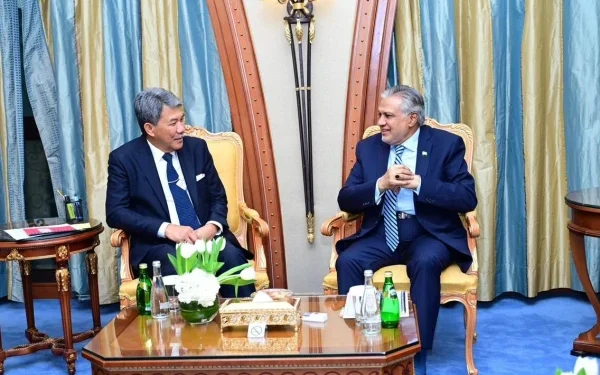 Foreign Minister Ishaq Dar calls Malaysian counterpart, discusses Middle East situation