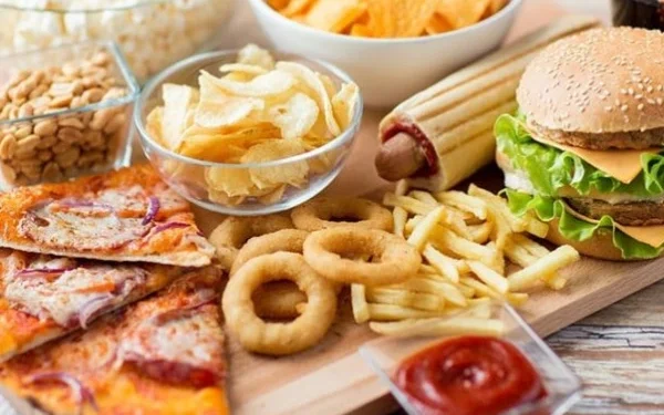 Junk food is the main cause of health problems in the adolescent population, experts say