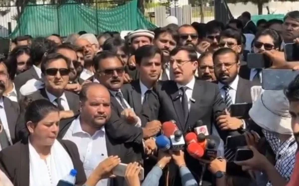 Protest outside Supreme Court, bail extended for PTI-supporting lawyers