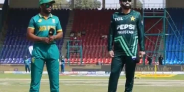 Tri-nation series; South Africa continues to bat against Pakistan