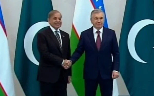 Prime Minister meets Uzbek President in Tashkent, guard of honor presented