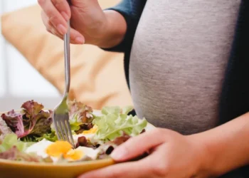 5 Essential Foods for Pregnant Women and 5 to Avoid