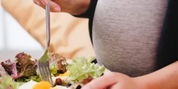 5 Essential Foods for Pregnant Women and 5 to Avoid