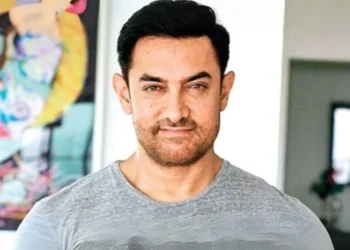 Who did Aamir Khan write a letter in blood to prove his love?