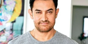 Who did Aamir Khan write a letter in blood to prove his love?