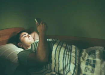 Experts Warn Against the Harmful Habit of Using Mobile Phones in Bed
