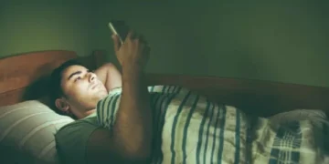 Experts Warn Against the Harmful Habit of Using Mobile Phones in Bed