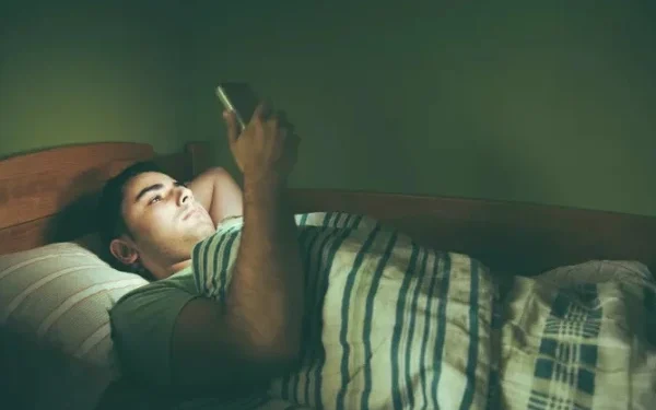Experts Warn Against the Harmful Habit of Using Mobile Phones in Bed